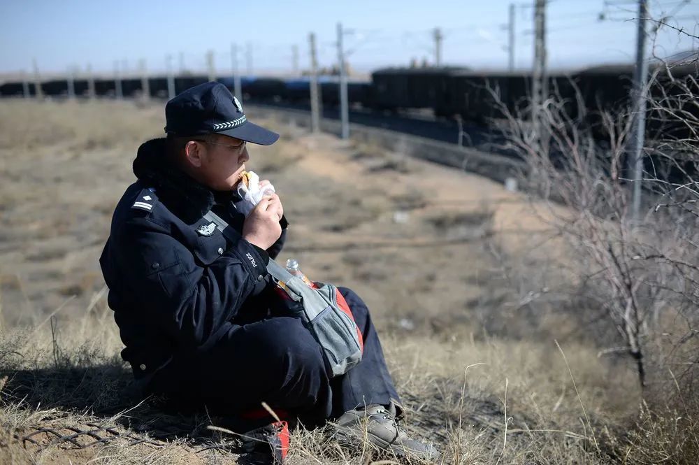 兰州铁路公安局银川铁路公安处中卫市沙坡头警务区民警葛志军在铁路边