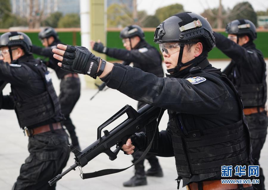 1月7日,在南京南站北广场,特警进行战术动作演练.新华社记者季春鹏摄