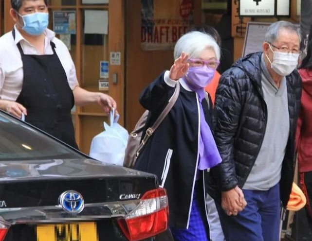 李香琴去世后!女儿女婿露面透露追悼会详情,两人十指相扣好恩爱