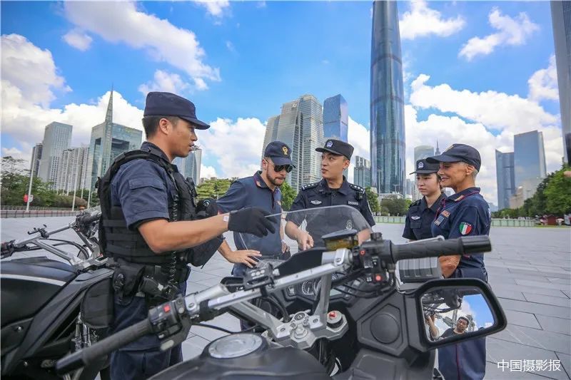 深圳市公安局突击队队员在深圳湾体育馆进行索降训练.