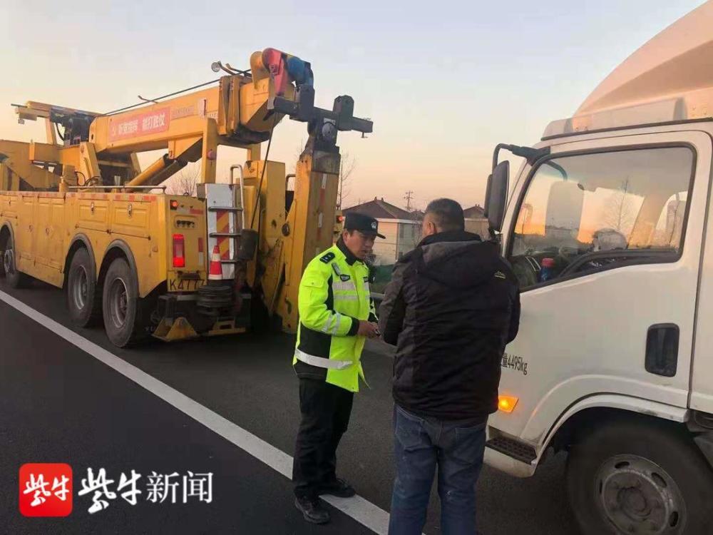 救援的拖车前来把货车拖下高速