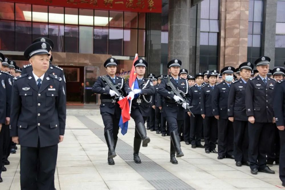 市局党委副书记,常务副局长龙卫平出席仪式并讲话.