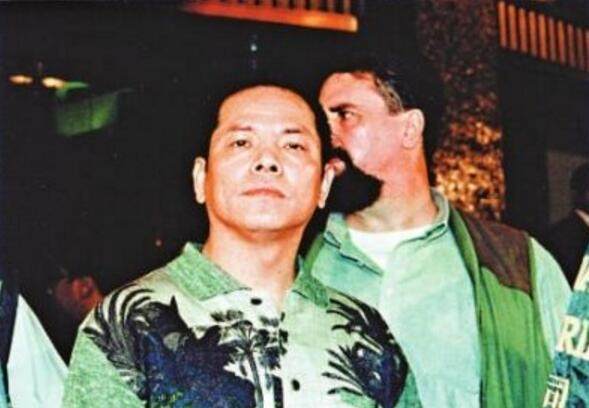 逼张子强给他磕头,向华强让他三分,拍电影给自己立传的澳门大佬