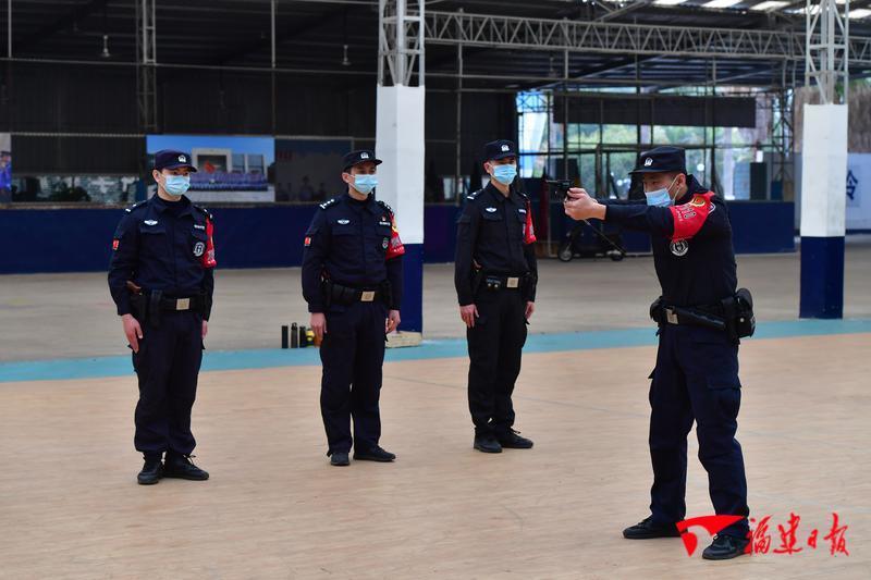 7日,"漳州110"民警在训练基地进行体能训练.