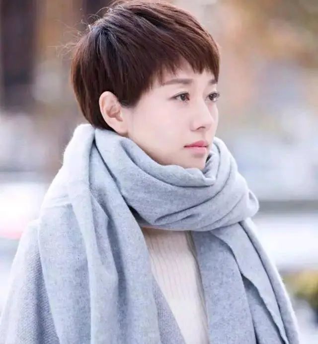 马伊琍穿搭真暖和面包服穿出羽绒被的效果干练短发超有范