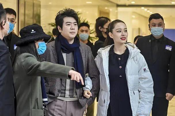 郎朗娇妻吉娜怀孕六个月,穿针织长裙显腰身,完全不见孕肚