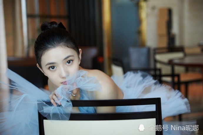 20岁新谋女郎刘浩存闪耀腾讯娱乐盛典穿露肩裙小小年纪就有撩人直尺肩