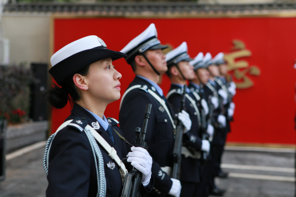 你好,警察节|南昌交警向警旗敬礼