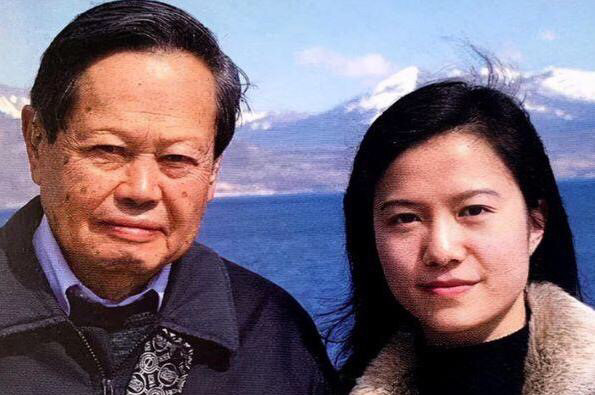 98岁杨振宁精神饱满,44岁翁帆变老,牵手16年的婚姻图什么