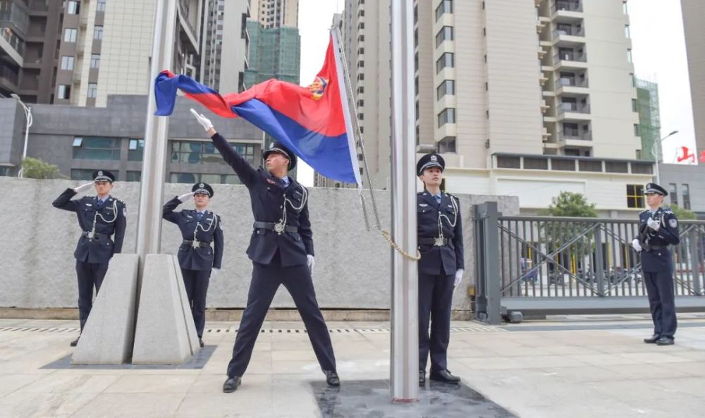 升警旗,话初心,暖警心,桂林公安喜迎光荣而神圣的历史时刻!