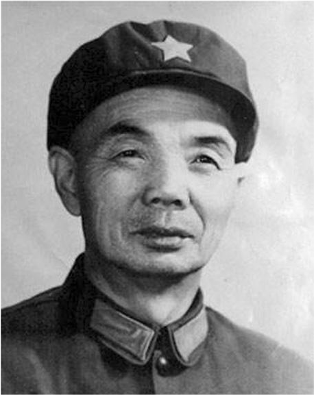 1949年他还是旅长,6年后却超越师长们,被授予中将军衔!