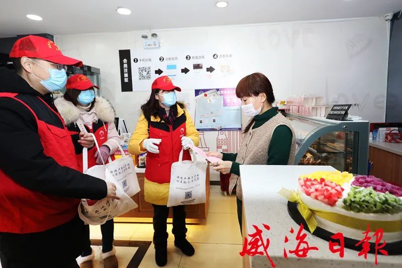 威海千余名志愿者劝导市民戴口罩