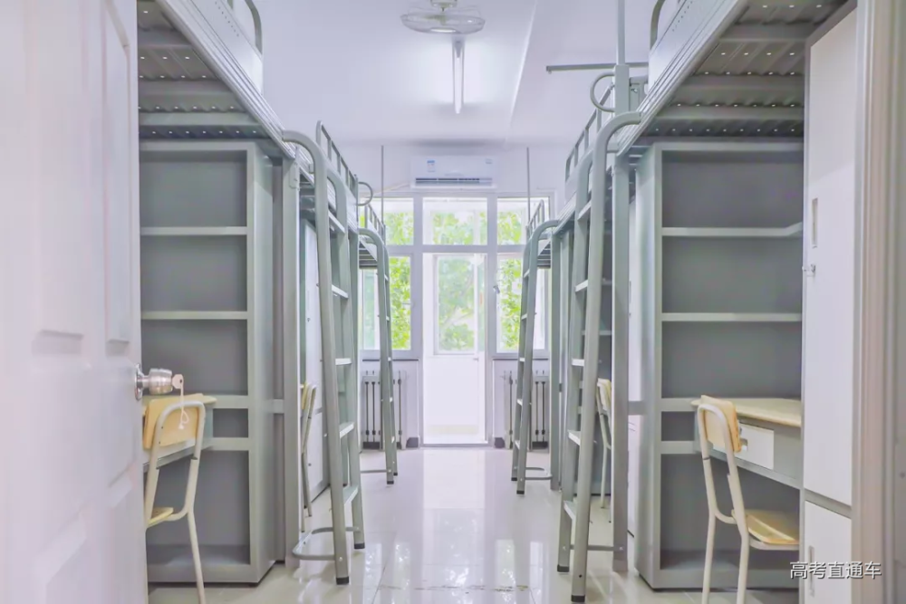 西南大学住宿条件最好的园区,四人间上床下桌,独立卫浴,每间宿舍配有