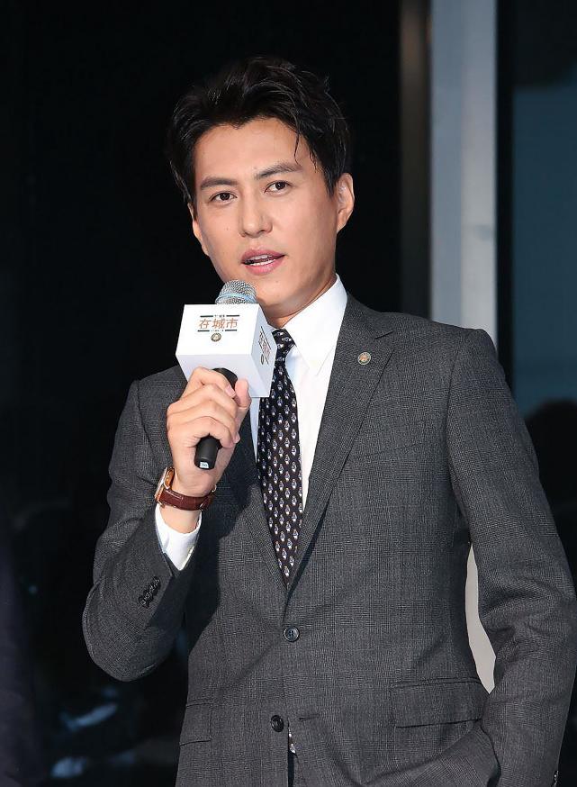 著名男演员靳东的字不错线条纤细字体秀气网友不够霸气