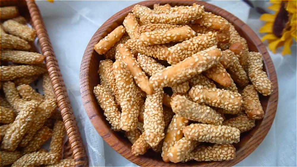 过年想吃芝麻酥条,教你最简单的做法,几块钱能做一大篮,香酥爽脆