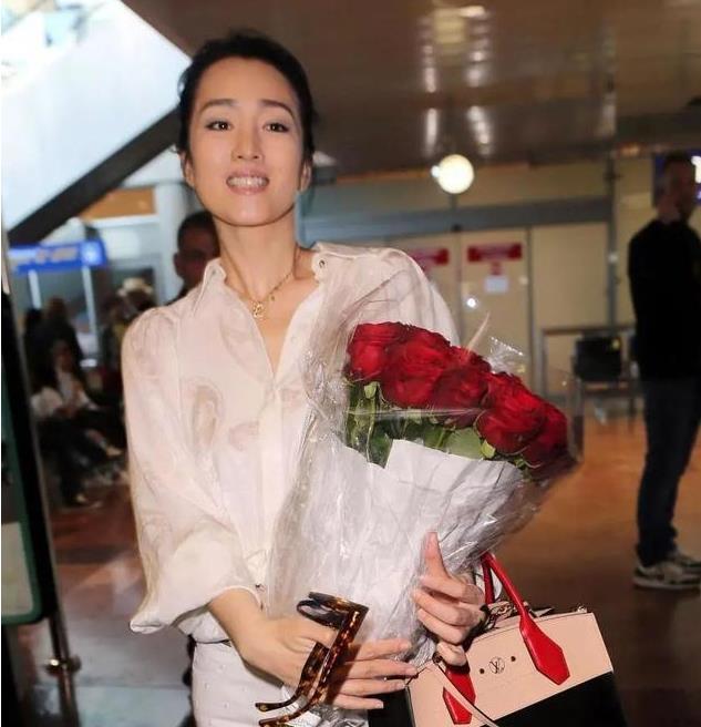 55岁巩俐近照!连帽夹克配及膝靴同框雅尔,女王气场变成小女人