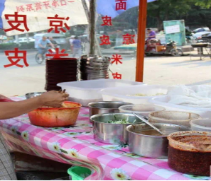 在陕西的街头巷尾,随处可见卖凉皮的摊位,味道正宗且物美价廉.