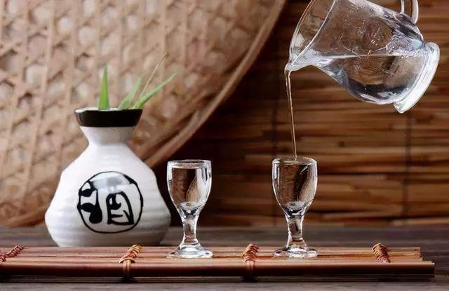 市场上10块钱一瓶的白酒到底是什么酒喝下去有什么危害