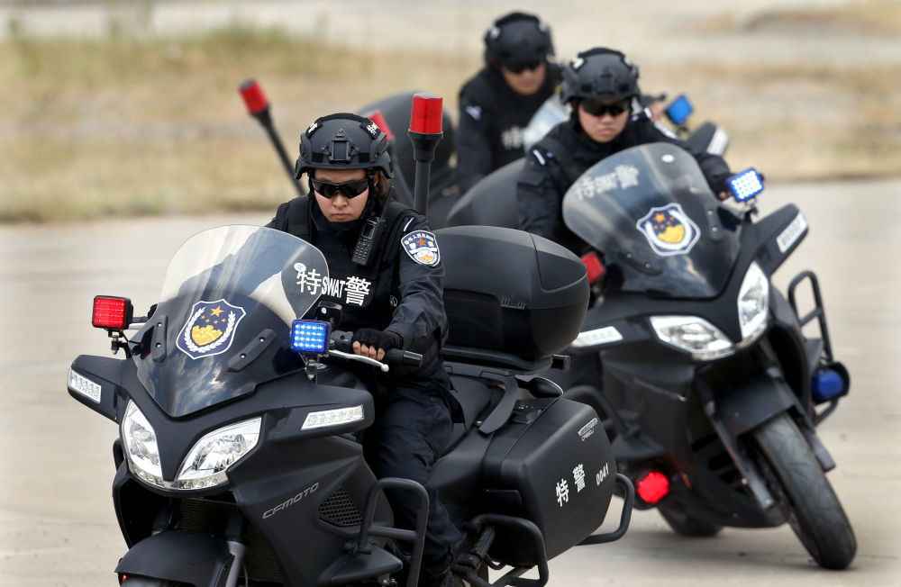 在上海举行的大型反恐怖综合演练中,特警队员驾驶摩托车快速出击