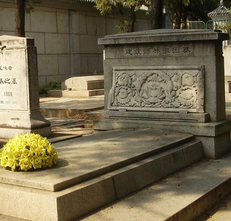 林徽因葬于她设计的八宝山公墓,其墓碑由梁思成设计,富有美感