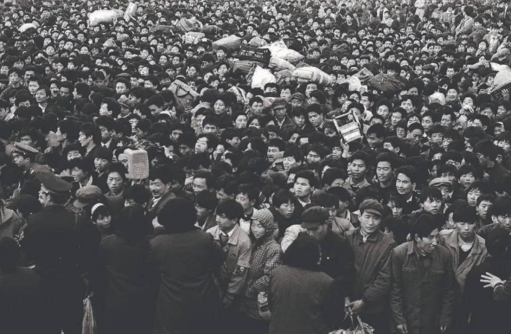 《民工潮系列》之五,1992年2月南下广东打工民工在武昌火车站等待上车
