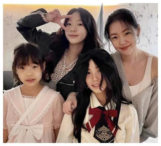 小s开心晒出母女4人合照,众人赞叹小s的冻龄,二女儿成功抢镜