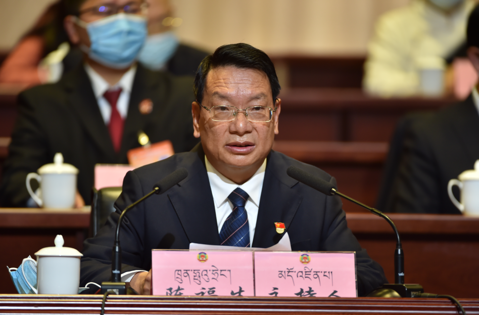 大会执行主席尼玛木,陈福生,达扎·尕让托布旦拉西降措,洪秀英,刘云