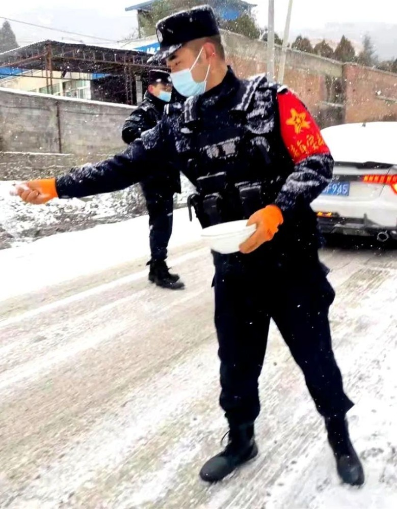 第一场大雪!警察蜀黍闻"凝"而动!
