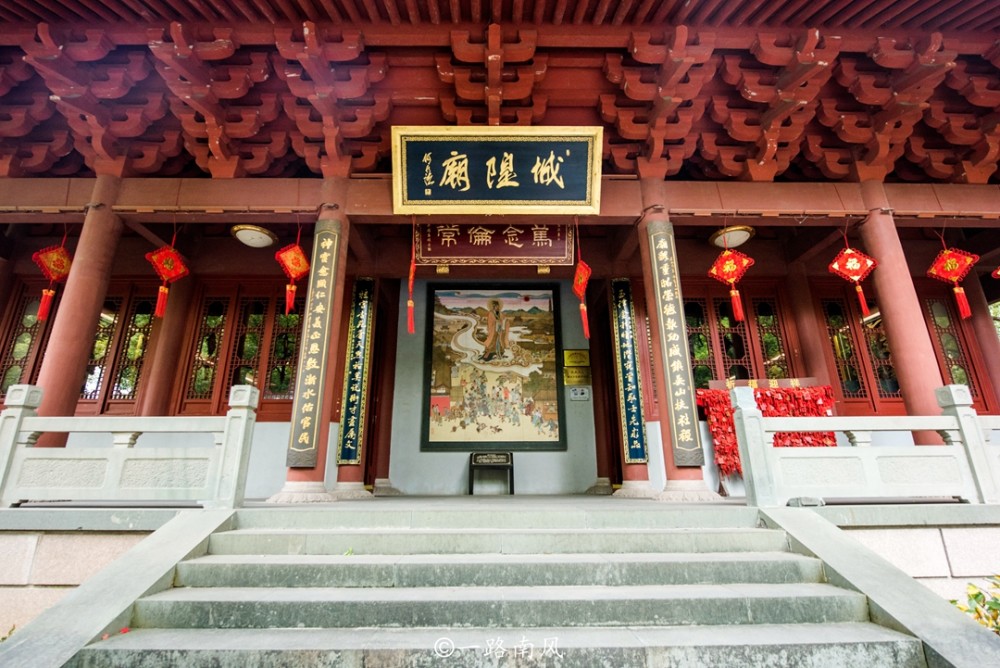 杭州城隍庙就在城隍阁旁边,南宋期间由别处迁移到此地,里面供奉的是