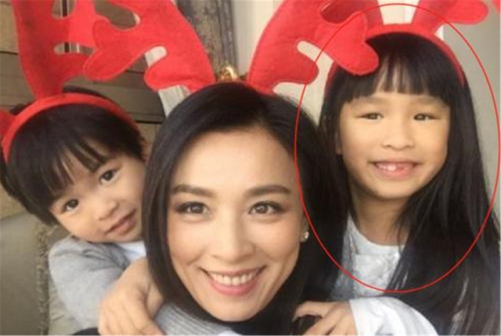 徐峥女儿被嘲"最丑星二代",母亲陶虹评价:你长得不丑