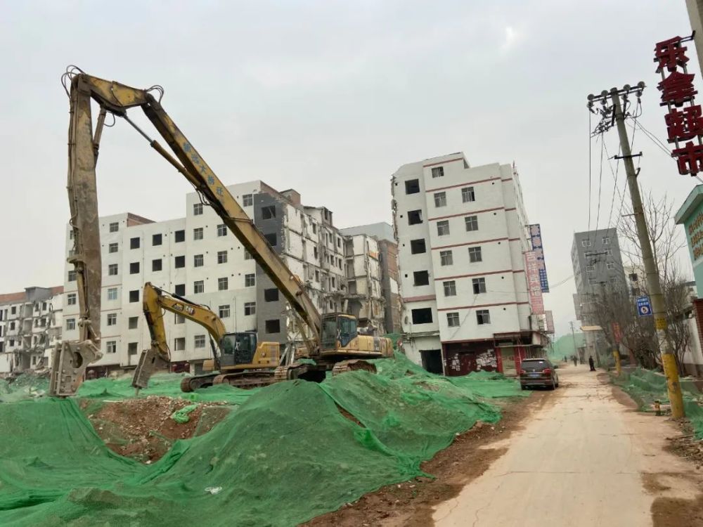 此前,西安市雁塔区成立杜城村棚户区改造项目房屋征收工作指挥部,专门
