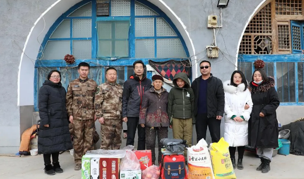 同兴县人武部干事包佳玮,兴县人武部驻官道吉村扶贫工作队队长郭耀军