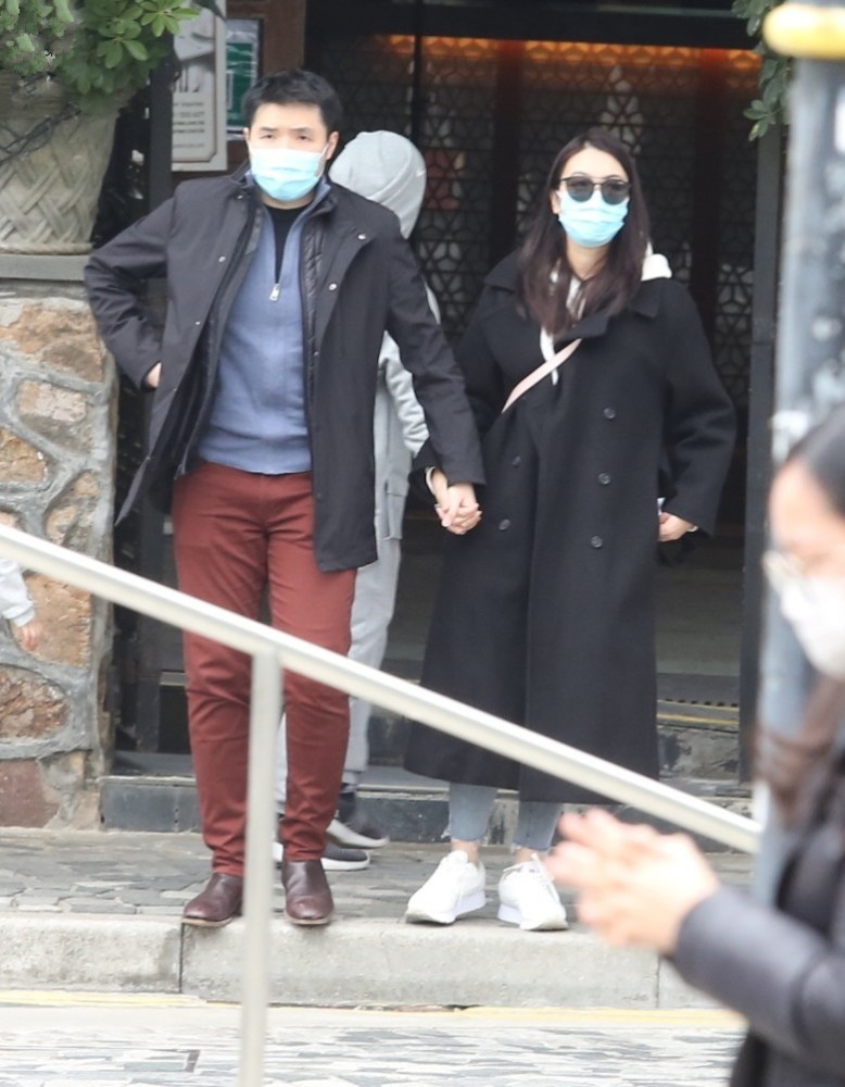 成为律师的tvb花旦与老公十指紧扣地逛街 谈起造人计划即大笑