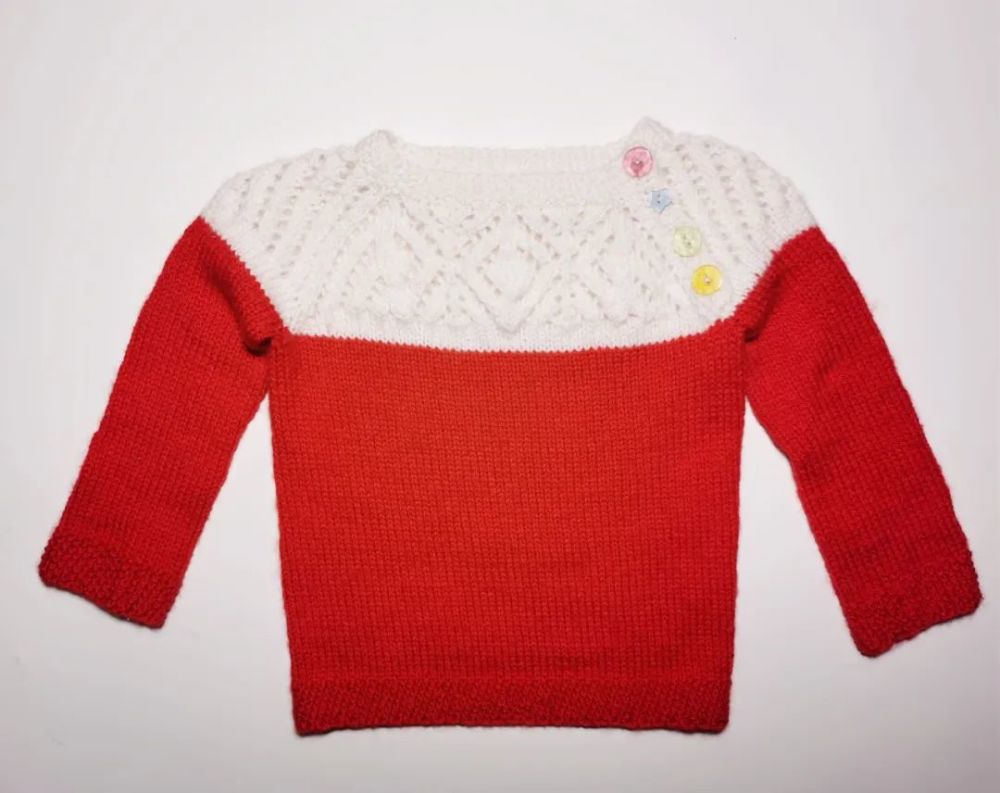 这件红白拼色的小毛衣是按照一款北欧毛衣来织的,颜色对比靓丽又很