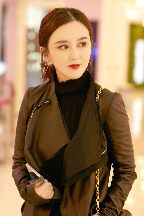 安逸轻柔万般自在 刘竞闲庭信步尽展温暖明媚