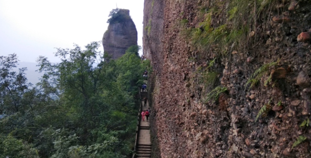 石笋峰旁边的路上去非常陡峭