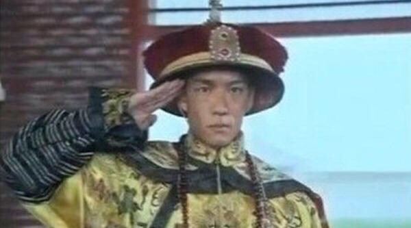 电视剧穿帮镜头搞笑瞬间,鬼子拿中华就算了,连星巴克阿迪达斯都出来了