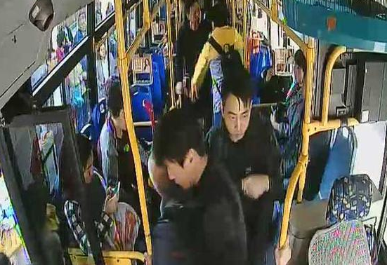 小伙公交车上疯狂殴打他人,致其骨折,只因对方看了一