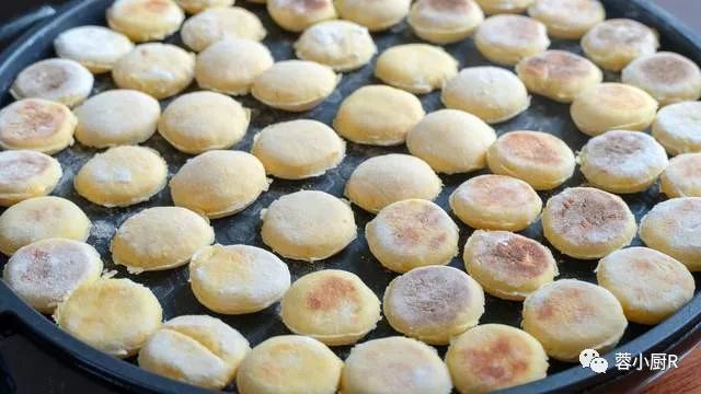5,二次醒发好的小饼体积会变大变轻,电饼铛预热,不用刷油,直接放入醒