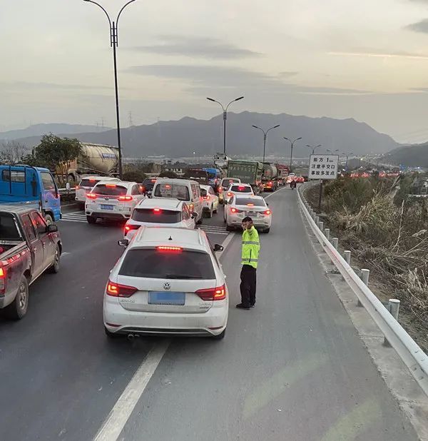不要占用应急车道富阳消防救援途中被堵车11分钟