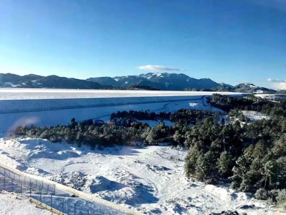 不知道为什么下雪就是如此兴奋 /// 温馨提示 /// 前往玉龙雪山景区