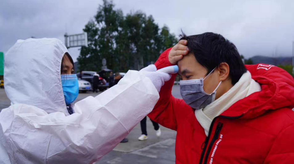 春节即将到来,面对疫情是否回家过年?多地疾控专家给出建议