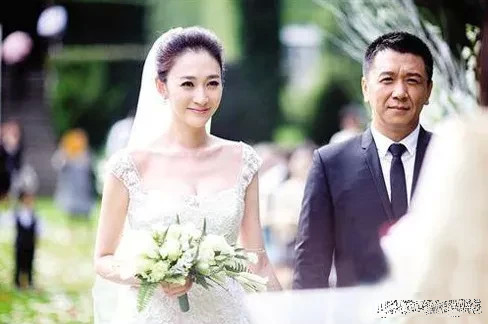 2015年,39岁的李小冉嫁给了一直喜欢自己的徐佳宁.