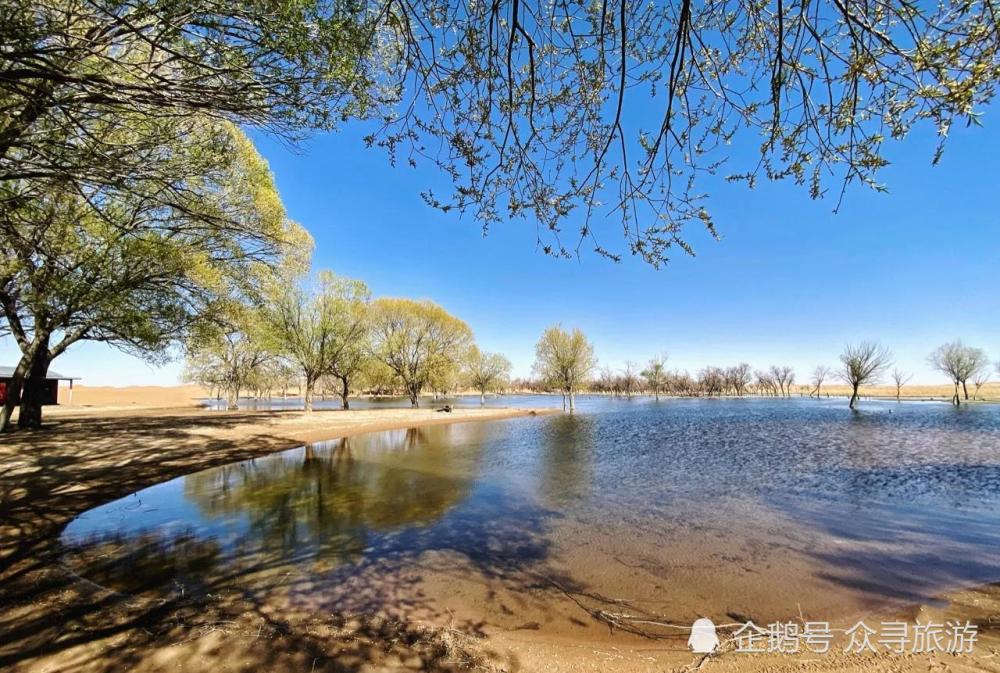 在北长滩古村落附近,笔直的公路向远处延伸,贯穿进大西北的黄沙之中.