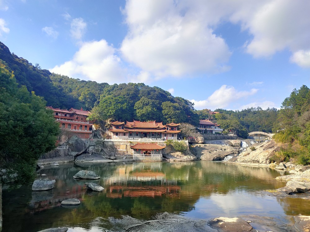 九鲤湖景区一进门买了门票,就到了【延寿溪】,溪水清澈见底,沿边建了