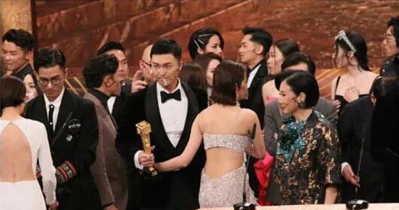 除了陈自瑶之外其实之前蔡思贝拿奖时唐诗咏也有过同款表情