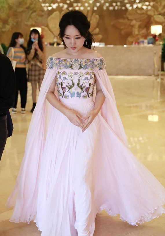 杨钰莹依然那么少女,一字肩粉红连衣裙上身,满满雅致感