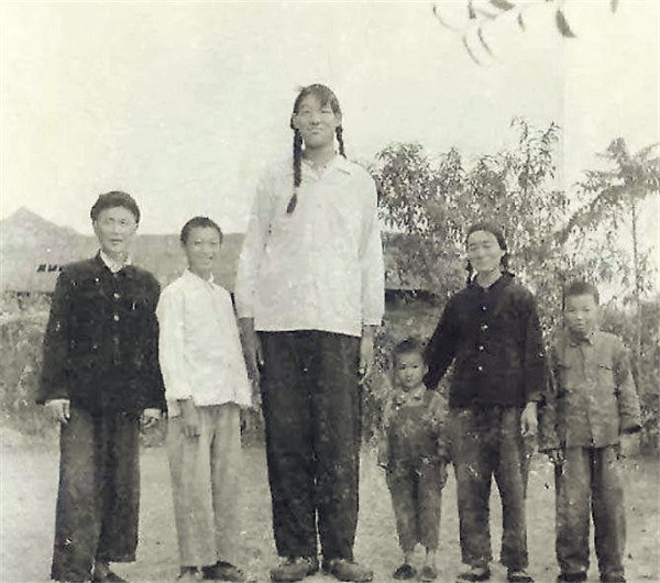 "世界第一女巨人":一顿饭吃两斤米,脚穿78码鞋子,后来咋样了