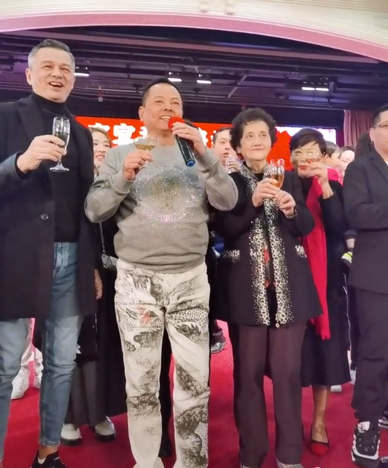 崩牙驹为母亲庆86岁大寿,场面宏大席开20多桌,却比略