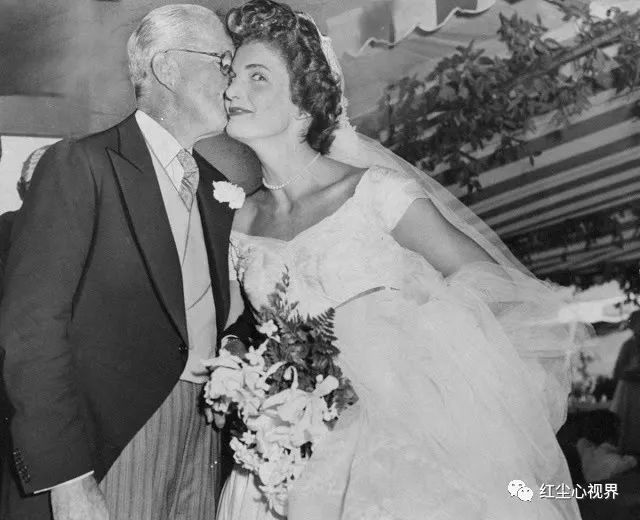 1953年约翰·肯尼迪和杰奎琳·布维尔婚礼照片